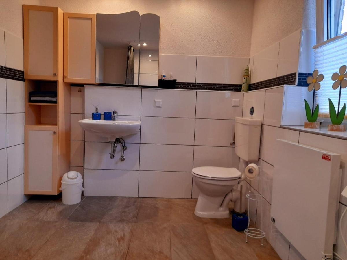 Willkommen In Dem Luftkurort Und Kaesestadt Nieheim Rennstrecke 4Km Entfernt Fewo1 Exteriör bild